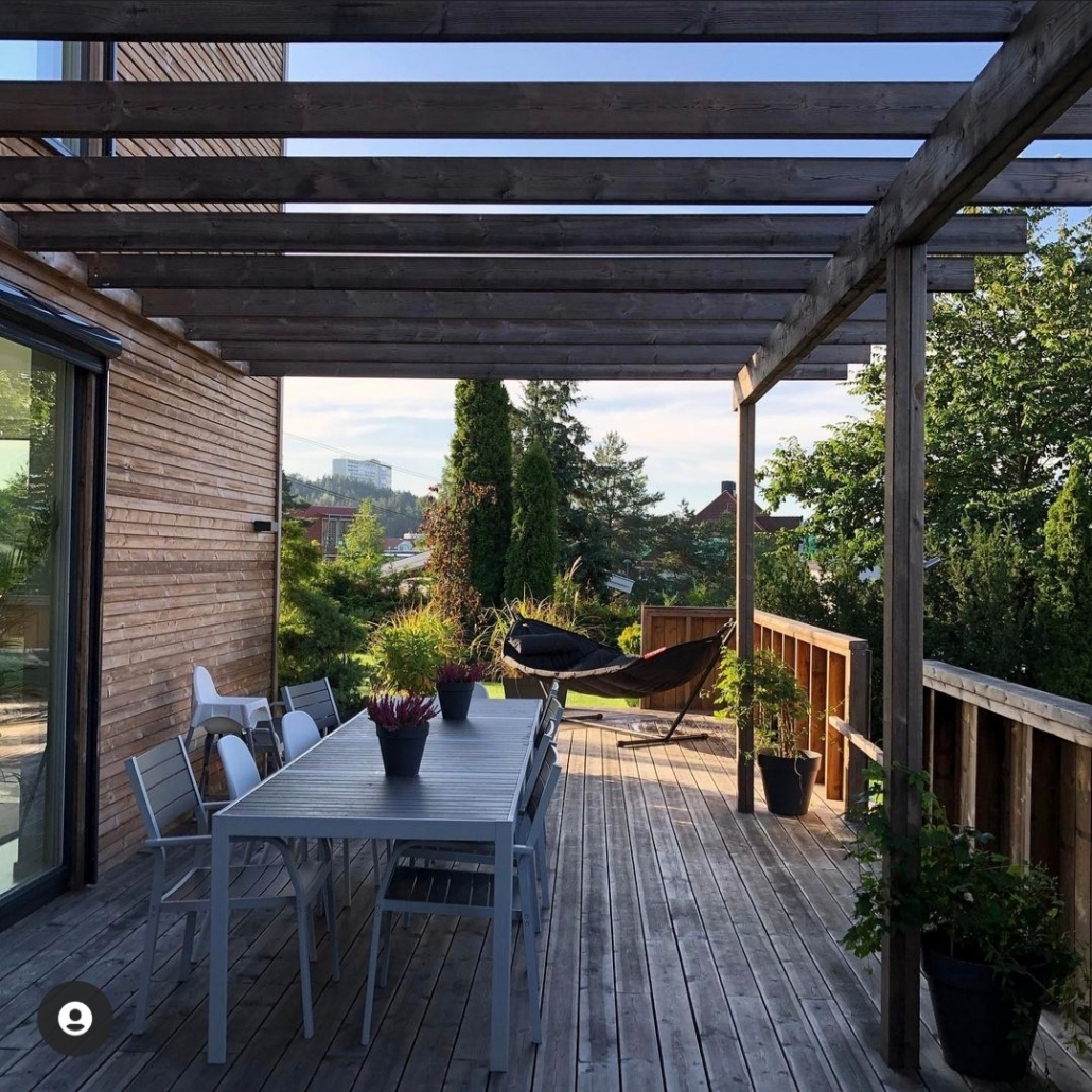 Terrasse med overbygg og hengekøye – tilbygg utført av Bygg-Team Romerike