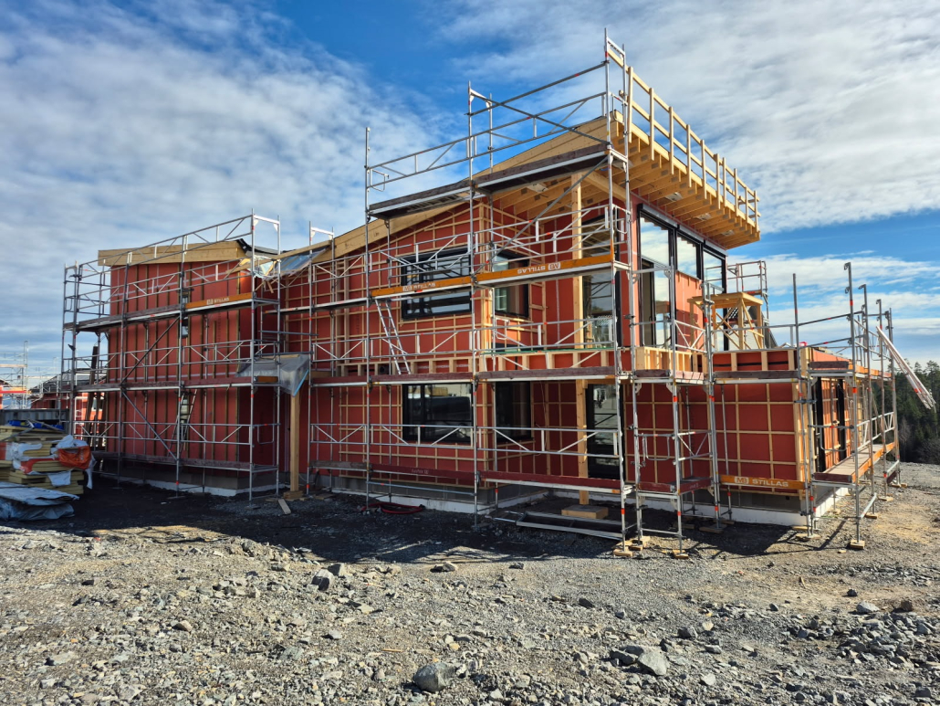 Bygg under rehabilitering med stillas – Bygg-Team utfører rehabilitering av bolig og næringsbygg på Romerike