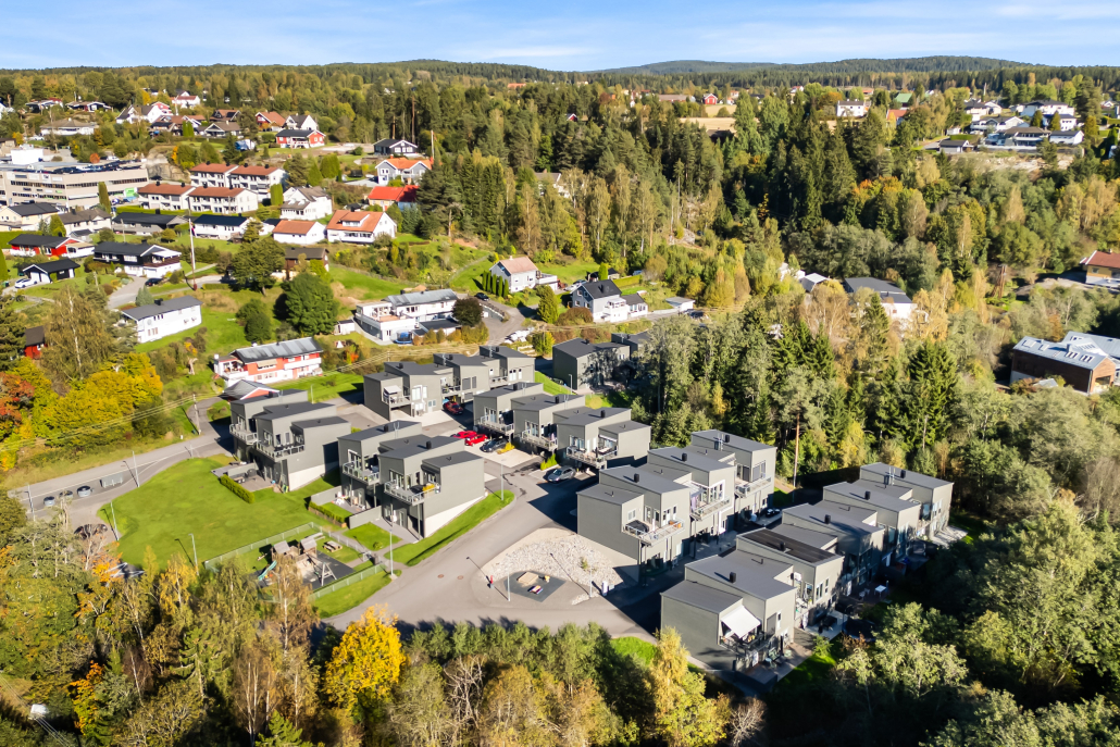 Flyfoto av tomteutviklingsprosjekt med rekkehus – Bygg-Team Romerike Se våre prosjekter innen tomteutvikling – Bygg-Team Romerike